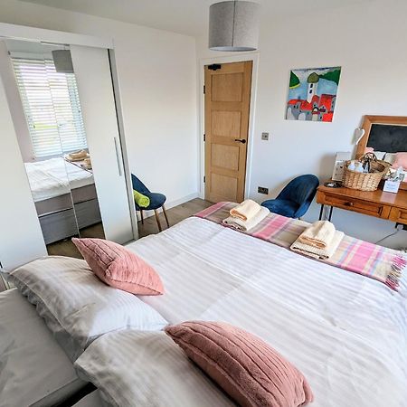 Cosy Guest Room In A Family Home With Free Parking เอดินบะระ ภายนอก รูปภาพ