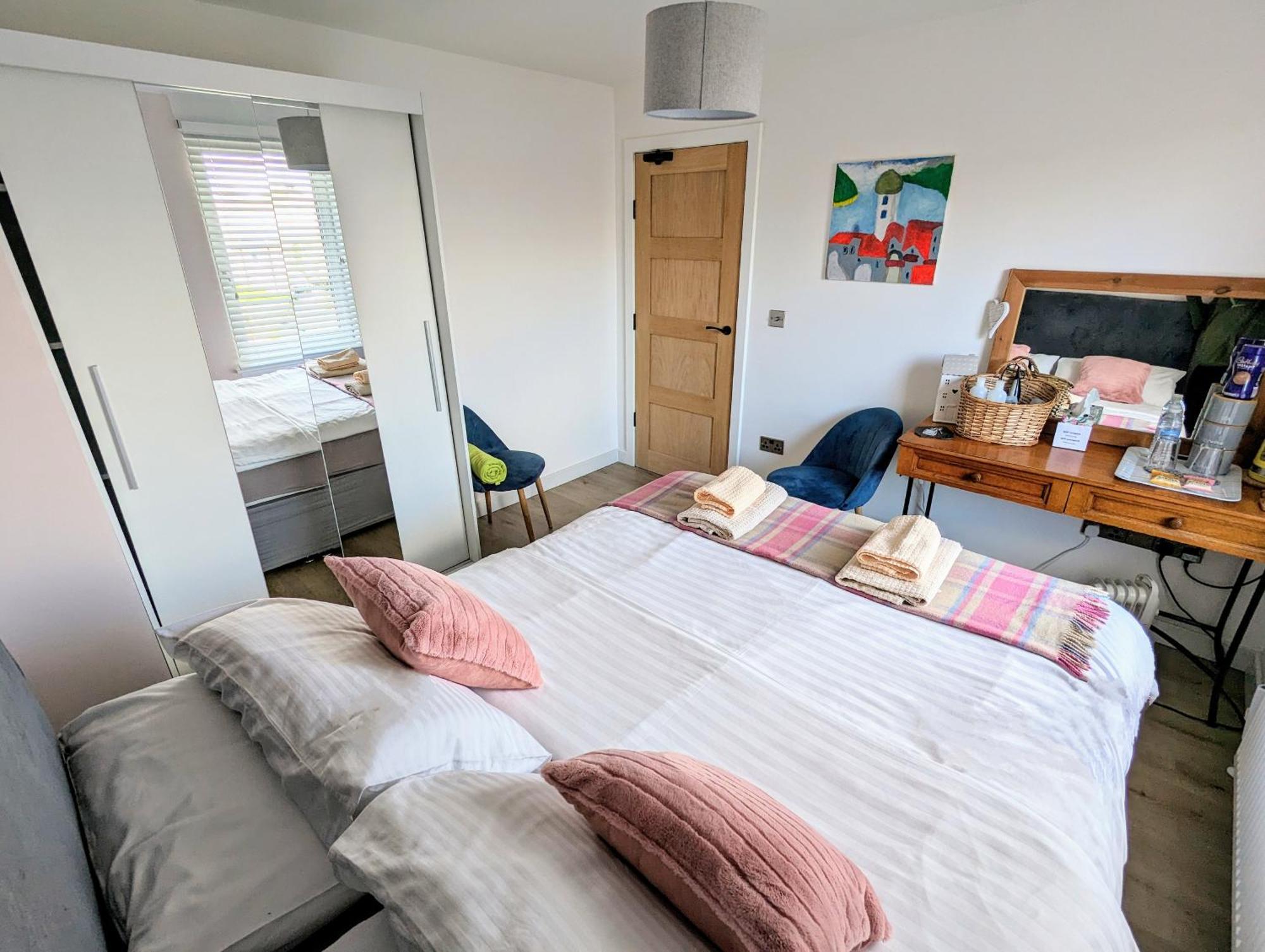 Cosy Guest Room In A Family Home With Free Parking เอดินบะระ ภายนอก รูปภาพ